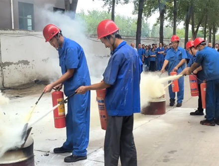 筑牢安全防線，河北宏遠(yuǎn)液壓機(jī)械有限公司開展防火應(yīng)急預(yù)案演練