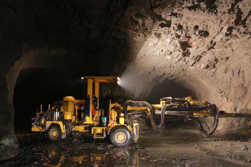 單臂掘進(jìn)鉆車工作現(xiàn)場(chǎng)