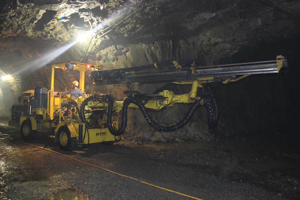 單臂掘進(jìn)鉆車工作現(xiàn)場(chǎng)2