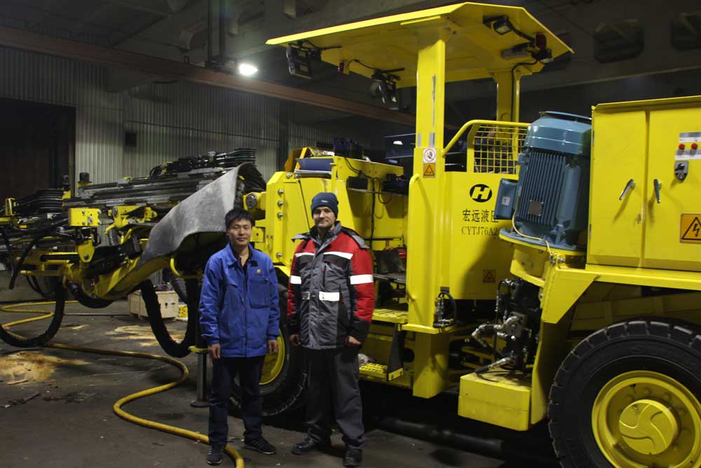 雙臂掘進(jìn)鉆車工作現(xiàn)場(chǎng)